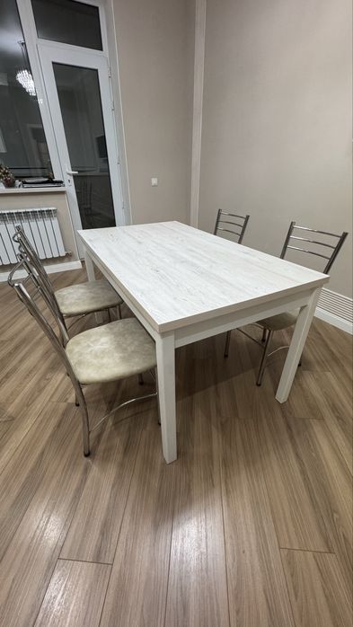 Обеденный стол и стулья 6 штук