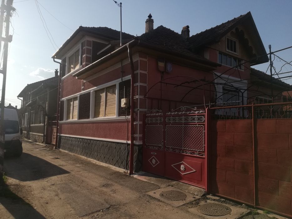 Casa cu etaj in Ștei