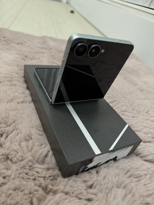 Vând Samsung Galaxy Z Flip 7    512 gb