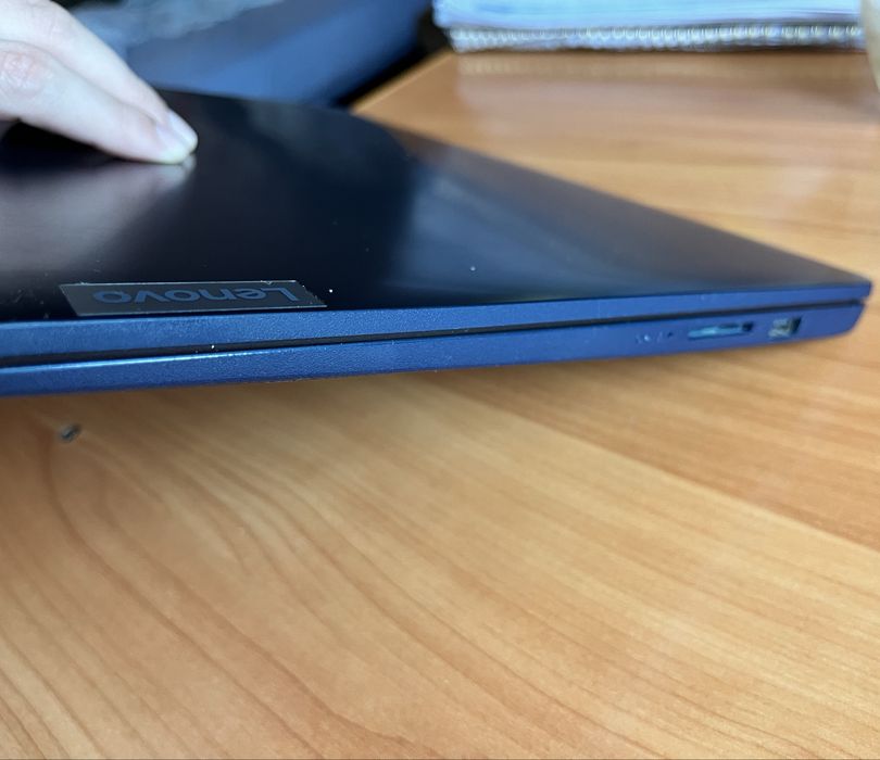 Laptop lenovo albastru