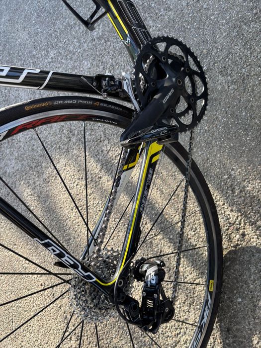 Bicicleta Cursiera full carbon FELT F6 si Focus Mares