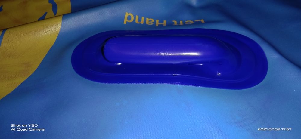 Надувной круг для воды.