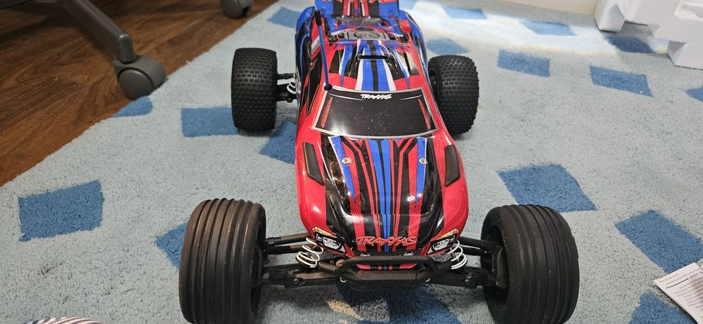 Vând traxxas RUSTLER 2wd