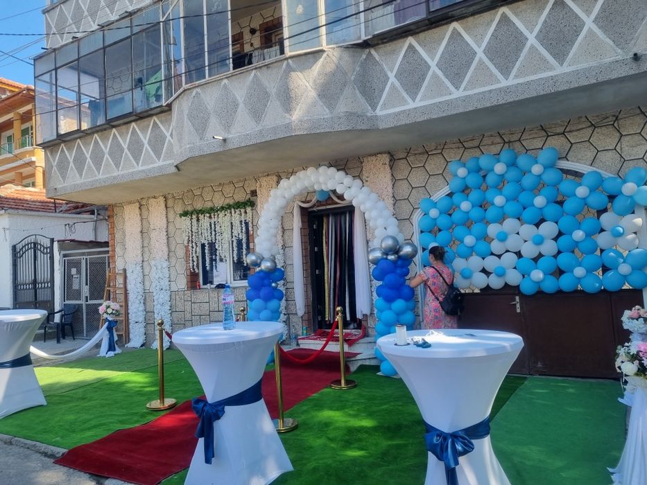 Червен килим и шатри