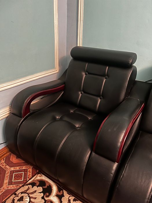 Кожаный диван-уголок