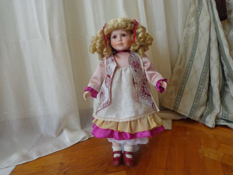 Papusa de colectie din portelan, H-50 cm