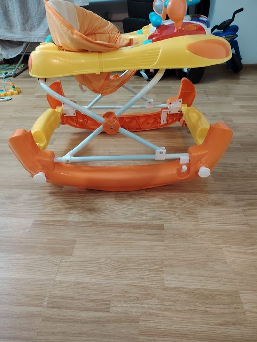 Premergator 2 in 1 Bertoni cu lumini si jucarii muzicale, Portocaliu, foarte putin utilizat