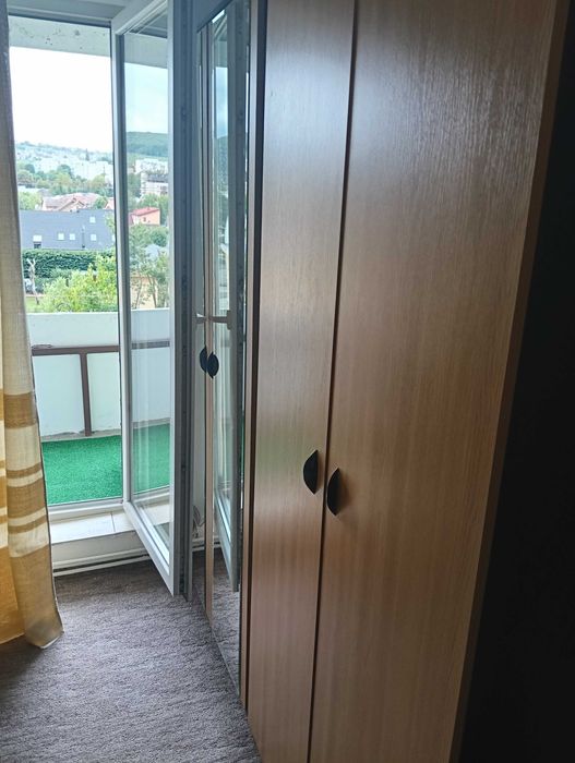 Dau în chirie apartament cu trei camere,
