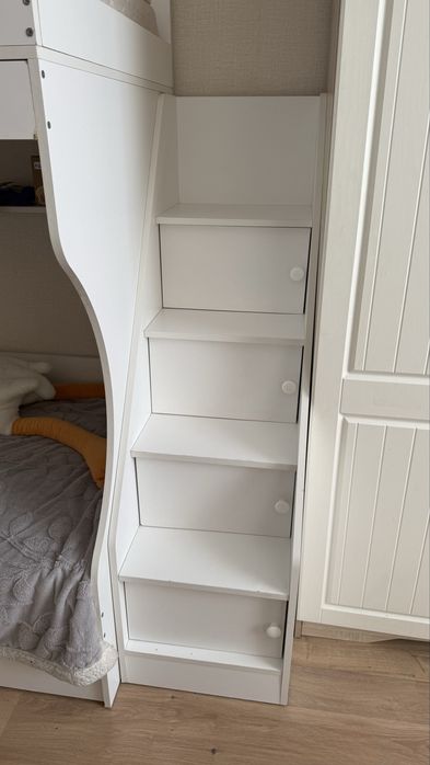 Детская двухъярусная кровать