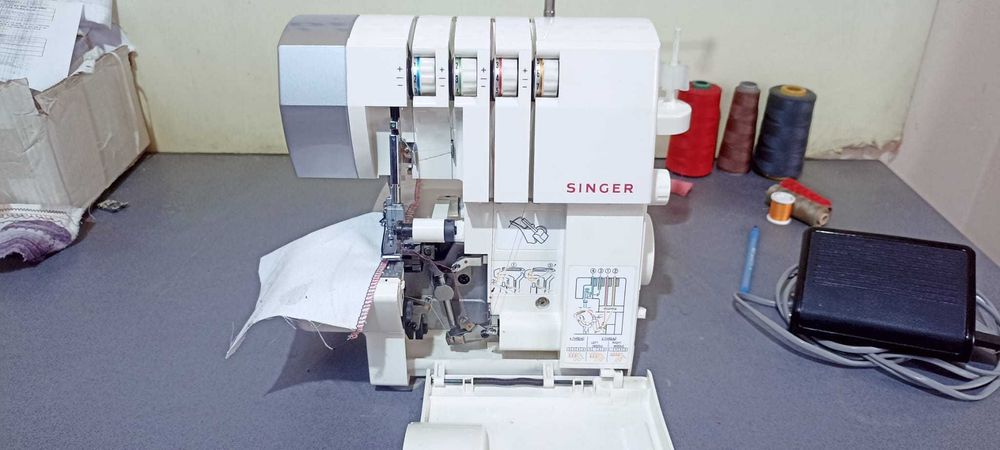 Masina de surfilat Singer  piese metalice