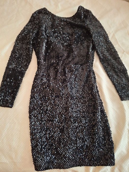 Елегантна рокля с гол гръб  и пайети