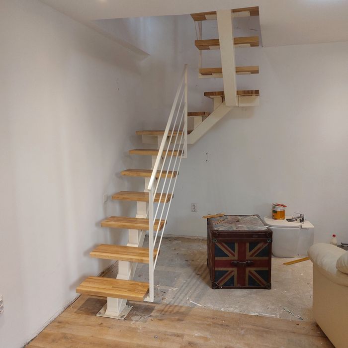 Scari metalice cu trepte din lemn