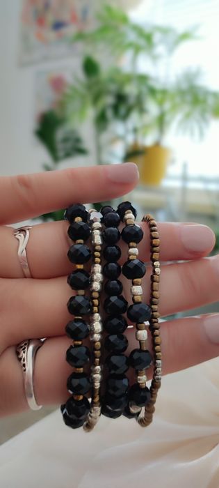 Летни гривни от мъниста бохо бяло черно синьо хендмейд ластични