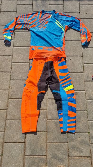 Echipament enduro (bluza pantaloni ghiozdan cizme armura