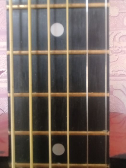 Продам акустическую гитару+ полный комплект аксессуаров