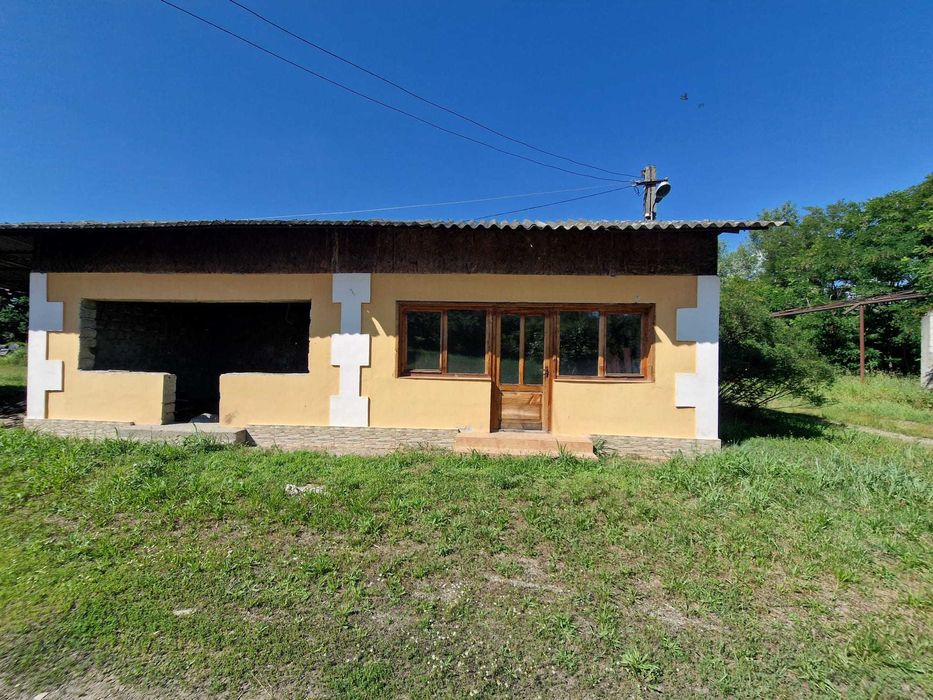 Vânzare teren cu construcții anexe
