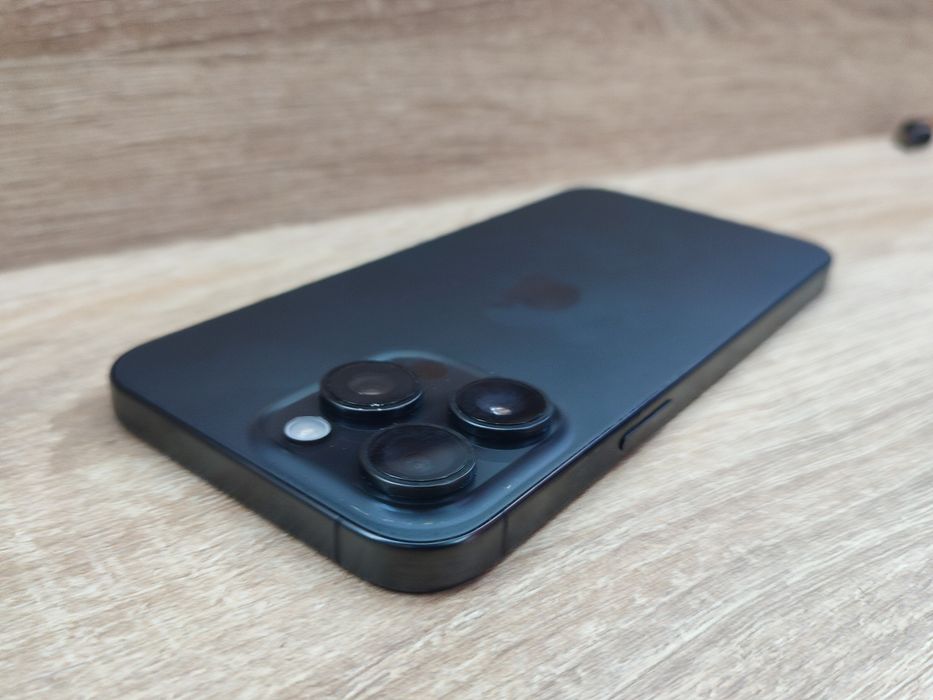 iPhone 15 Pro Max defect pentru piese , carcasa , camere , baterie etc , nu poate fi folosit , vand pentru piese nu pentru reparat