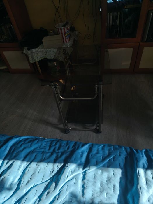 Стъклена маса на колелца