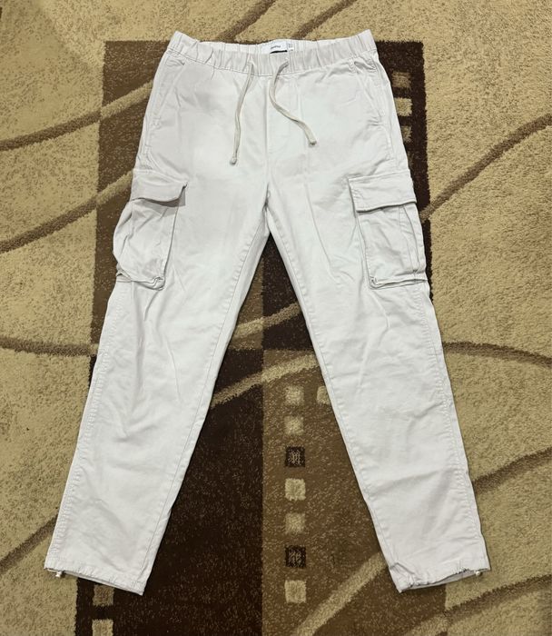 Бели каргота Bershka