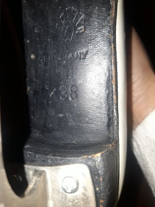 Продавам кожени кънки номер 38