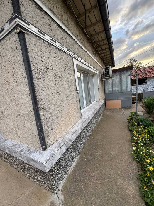 Собственик Продава Къща с 290кв.м.ЗП -9 стаи,двор 1040кв.м- с.Чернолик