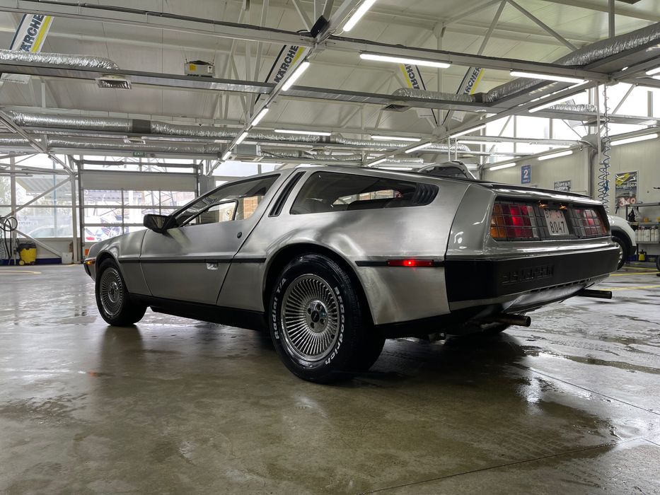 DMC 12 Delorean ретро