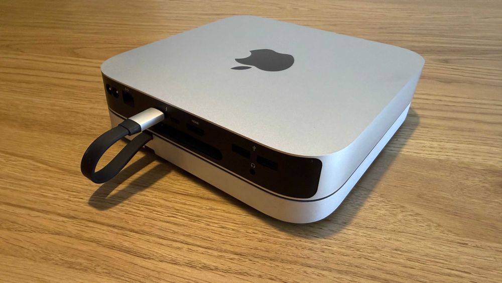 Продавам Mac mini M2, 16GB RAM, 256GB SSD + hub Satechi