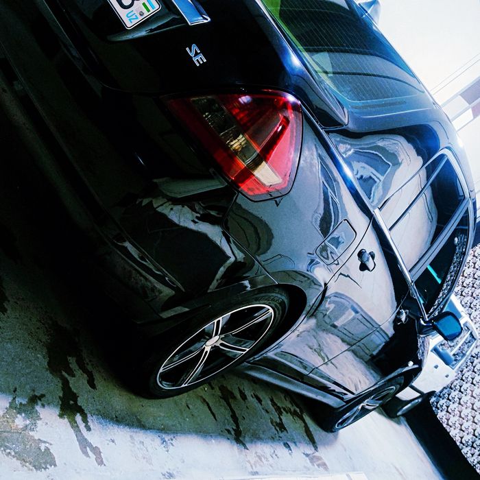 Nissan Tiida sotiladi qora