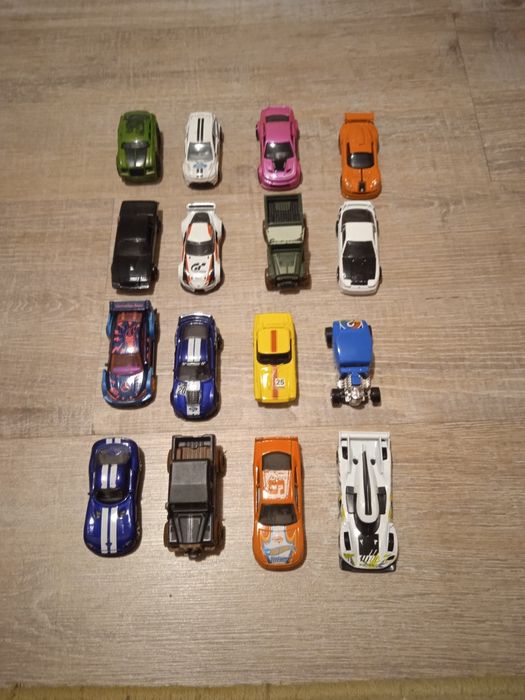 Продавам колички Hot wheels main line и silver series