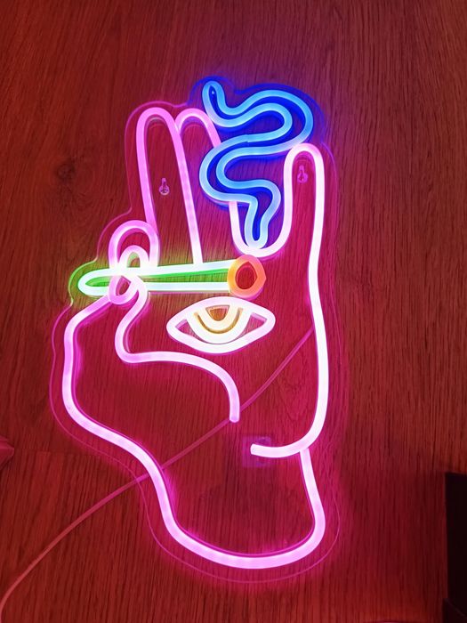 Неонова табела място за пушене