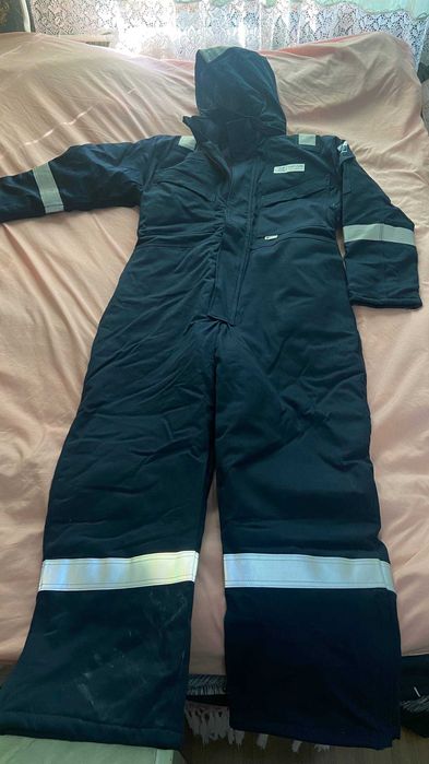 Зимний утепленный комбинезон с капюшоном