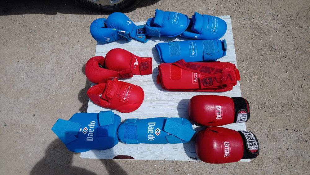 Перчатки, накладки для единоборств