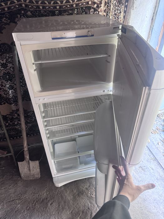 Продается холодильник indesit