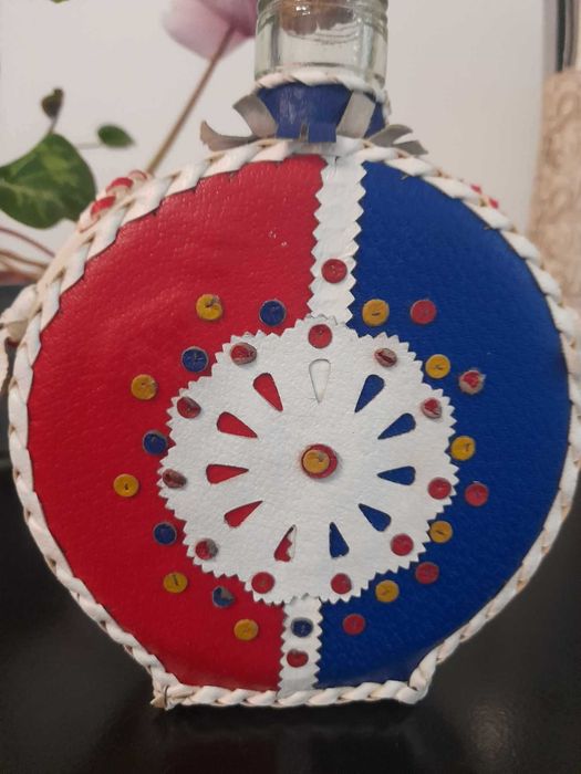 Красива стъклена бутилка, бъклица с фолклорни мотиви период Югославия