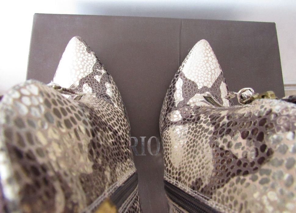 Стилни дамски боти в змийски златен принт
