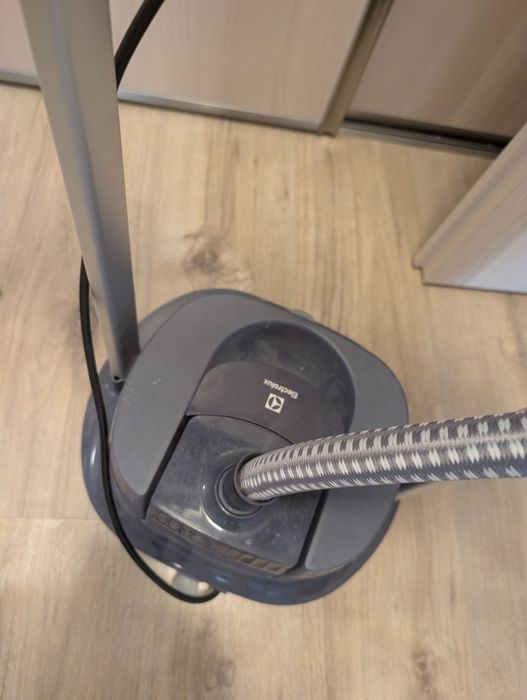 Aparat de calcat cu abur steamer Electrolux Refine 700