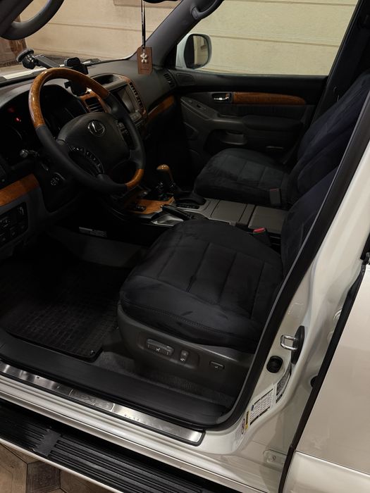 Lexus - GX 470.  V8
