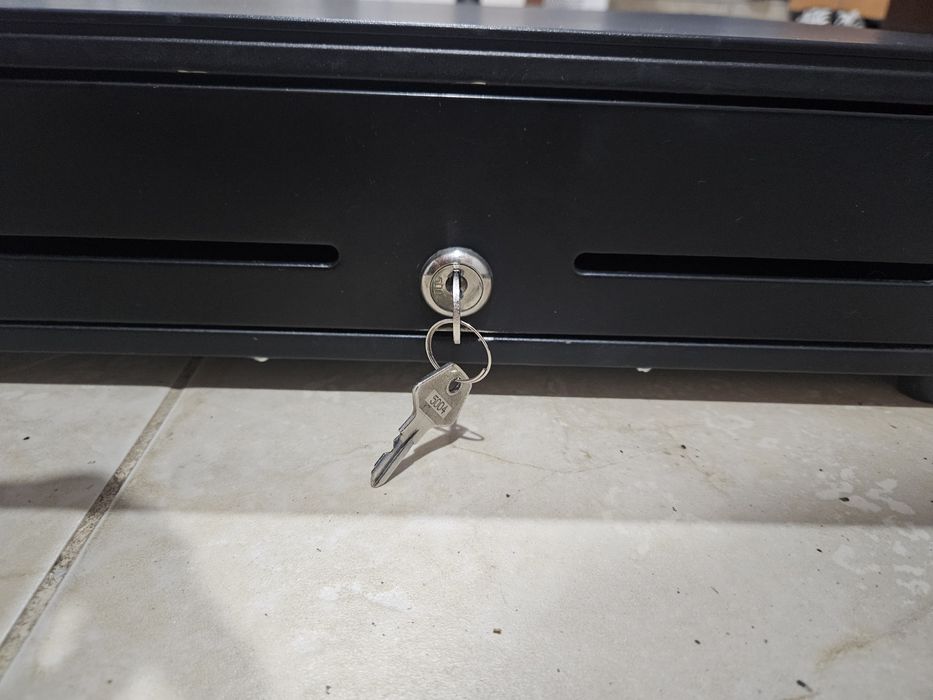 Каса сейф за хартиени  пари и монети