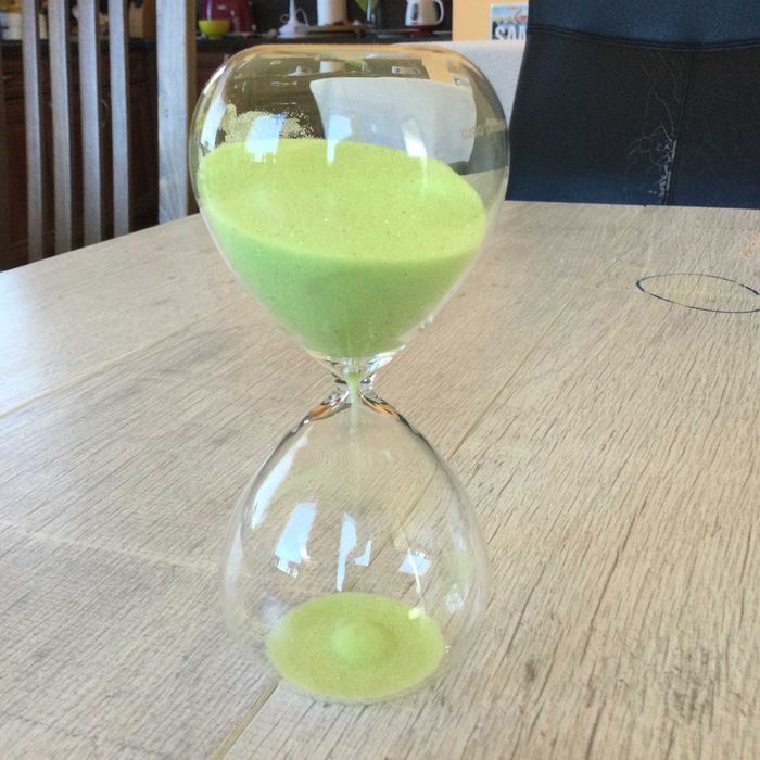 НОВ стъклен настолен пясъчен часовник 15 х 7 см