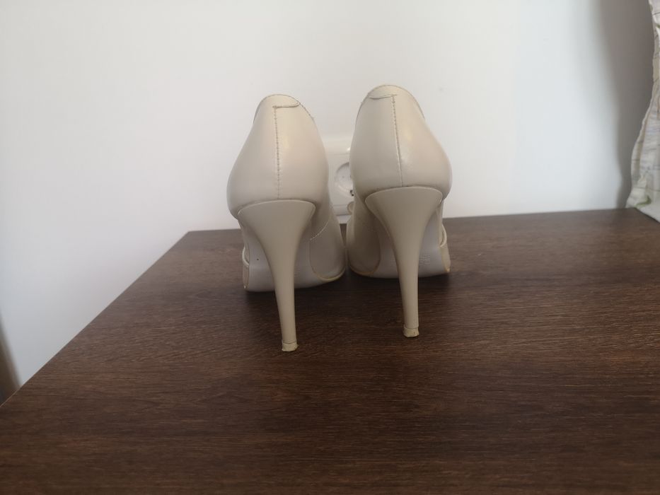 Pantofi albi din piele naturala marimea 37