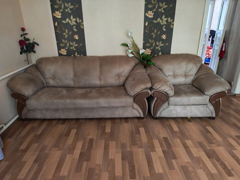Продам 2 дивана и кресло