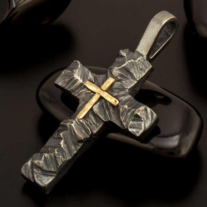 Сребърен кръст с релеф и златен акцент – талисман за вяра.