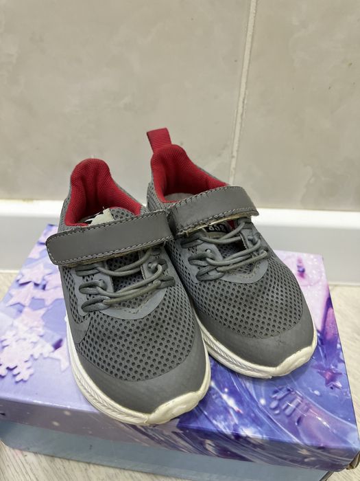 Продается детские кроссовки для мальчика