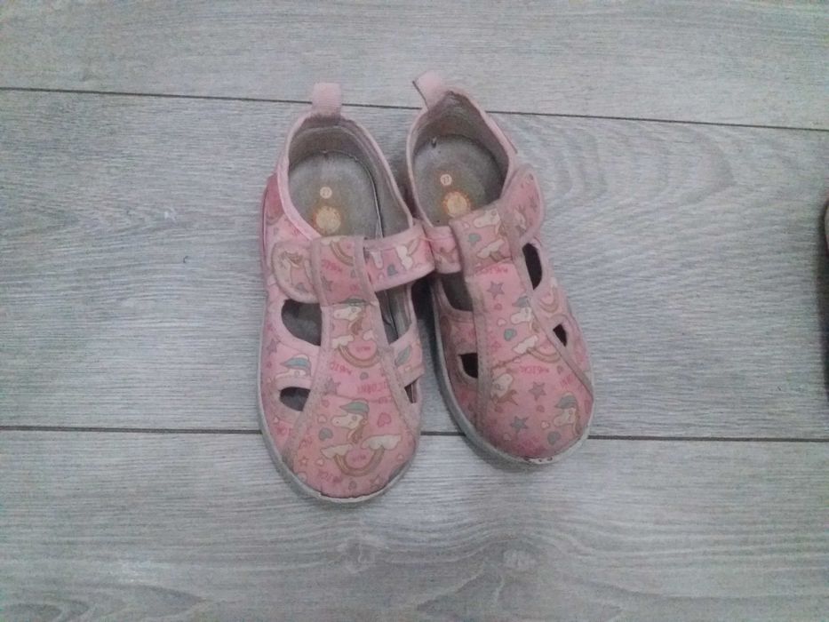 легкие кроссовки для девочки