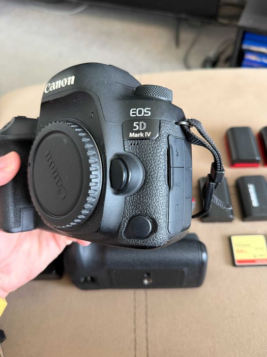 Canon 5D Mark IV с 6 батерии и грип