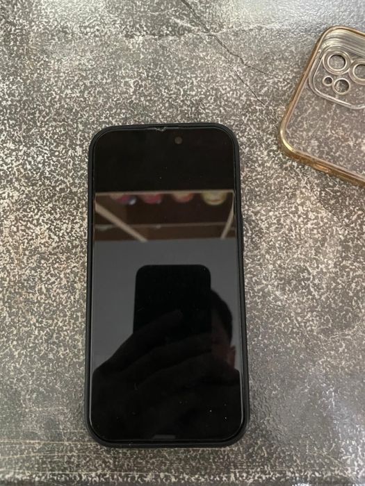 Iphone 15 в коробке с документами