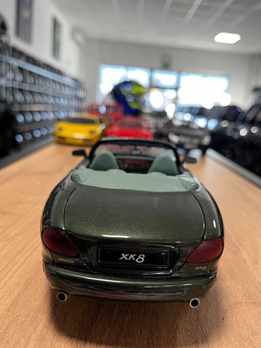 Метална колекционерска количка  модел JAGUAR XK-8 Cabriolet 2000г.1:18