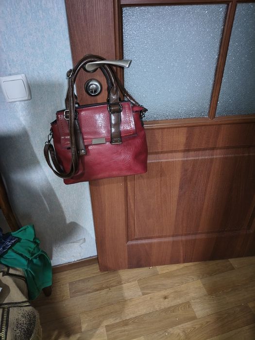 Продаеца сумка женска коженная