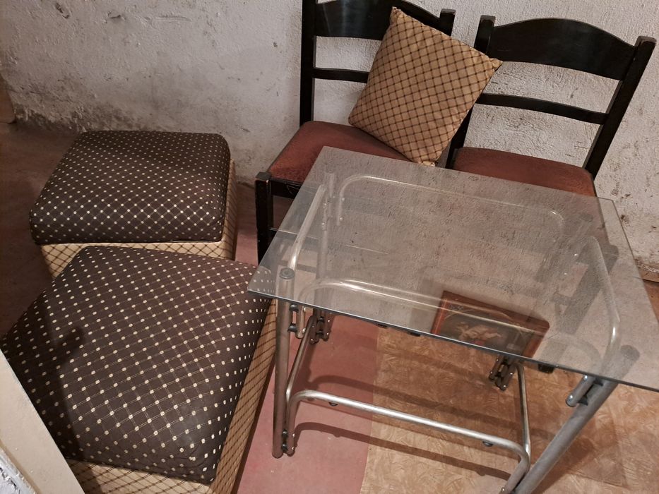 Столове с холна масичка