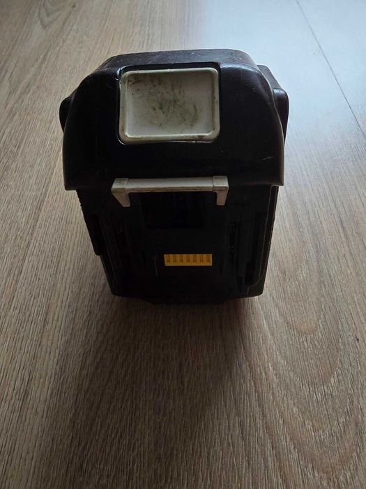 Продавам оригинална батерия Makita 4ah